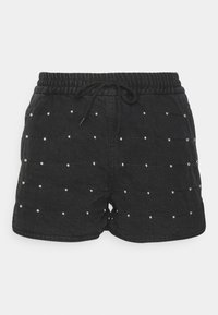 Pantalones cortos de mezclilla negra con cintura elástica y cordón ajustable. Presentan un patrón de cuadrícula adornado con pequeñas tachuelas plateadas como acento.
