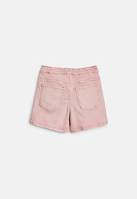 Roosa denim lühikesed püksid kõrge vöökohaga, kahte tagakotti ja kontrastsete õmblusdetailidega. Sile tekstuur ja kerge disain.