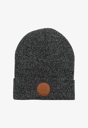 Szara dziana czapka typu beanie z podwiniętym brzegiem, z okrągłą, brązową skórzaną naszywką z motywem góry. Teksturowany materiał z różnymi kolorami nici.
