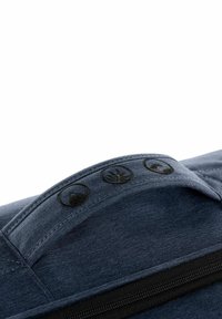 Hafenblauer Stoffrucksack mit einer gewölbten Taschenoberseite, drei schwarzen Knöpfen mit Symbolen und einem schwarzen Reißverschluss an der Unterseite.