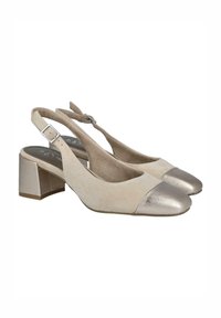 Zapatos slingback de ante color beige con una puntera metálica plateada, que cuentan con un tacón cuadrado y una correa de tobillo ajustable.