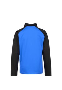 Fleecetröja med blå kropp och svarta ärmar. Har hög krage och långa ärmar, tillverkad av ett mjukt och hållbart tyg.