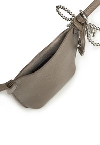 Bolso de mano de cuero gris con un acabado texturizado, que presenta una correa de cadena y un forro interior suave, forma curvada y sin hardware visible.