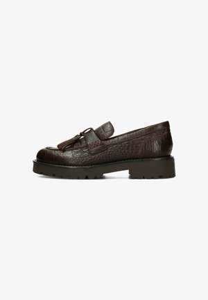 Donkerbruine leren loafer met krokodillenstructuur, kwastdetail en dikke profielzool, van de zijkant getoond op een witte achtergrond.