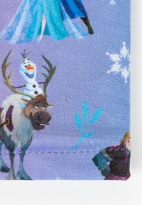 Coperta in pile con uno sfondo viola, che presenta i personaggi di Frozen: Elsa, Olaf e Kristoff, con motivi di fiocchi di neve e foglie.