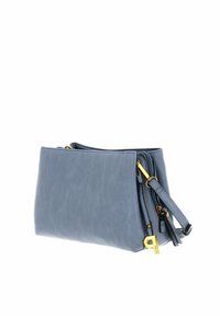 Kleine blaue Leder-Handgelenktasche mit goldfarbenem Reißverschluss und abnehmbarem Riemen vor weißem Hintergrund.