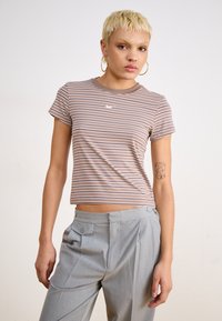 Nike Sportswear - SLIM TEE - Marškinėliai su spaudiniu - mink brown Miniatiūros vaizdas 1
