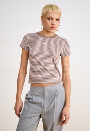 Nike Sportswear SLIM TEE - T-shirt imprimé - mink brown