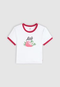 Camiseta de algodón blanca con cuello y mangas acanaladas rojas. Presenta un gráfico de una fresa y el texto "Levi's" en negro.