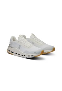 On CLOUDNOVA FORM 2 - Sportcipő - white ivory