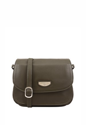 Sac bandoulière en cuir vert olive avec rabat avant, boucle argentée sur sangle réglable et petite plaque en métal de la marque à l'avant.