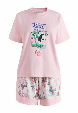 Vaaleanpunainen lyhythihainen paita, jossa on "Älä häiritse" -teksti ja pandakuva, yhdistetty kukkakuvioisiin shortseihin, joissa on vaaleanpunaiset reunukset.