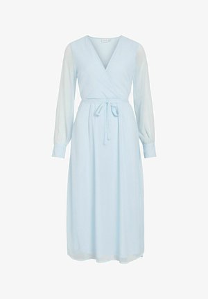 Vaaleansininen kietaisumekko, pitkät läpikuultavat hihat, v-kaula-aukko, solmittu vyötärölle, laskeutuva kangas, nilkkoihin ulottuva, sileä koostumus.