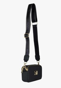 Borsa a tracolla rettangolare nera con chiusura a zip, ferramenti dorati e tracolla rimovibile con scritte in rilievo. Texture liscia.