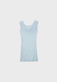 Robe mini bleu clair en dentelle sans manches avec encolure bénitier et détail de cordon de serrage sur le côté, présentée sur un fond blanc uni.