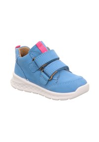 Niebieskie skórzane sneakersy z dwoma regulowanymi paskami na rzep, białą podeszwą, różowym akcentem na pięcie oraz teksturowanymi detalami przeszycia.