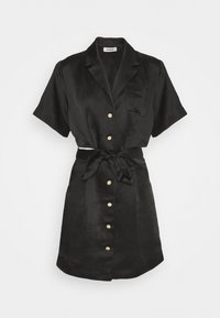 Robe-chemise noire à manches courtes en tissu doux avec une taille ceinturée. Dotée de boutons dorés et d'une poche poitrine unique. Conception décontractée et structurée.