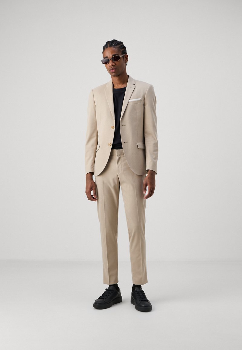 Earth Tone Male Formal Outfit Primavera Migliori Abbinamenti Vestiti Uomo  Up Your Style With These Hari