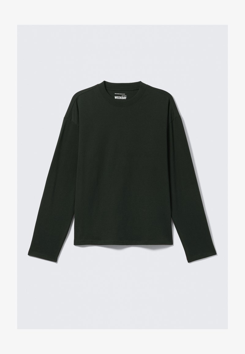 Tmavozelené tričko s dlhým rukávom a okrúhlym výstrihom, vo voľnom strihu. Vyrobené z jemnej látky s hladkým povrchom. Bez viditeľných vzorov alebo akcentov.
