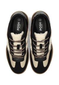 Schwarze und beige Sneakers mit einer strukturierten Oberseite aus Kunstfell, Mesh-Einsätzen und auffälligen Schnürsenkeln. Branding auf dem Innenetikett sichtbar.