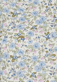 Blumige Baumwollstoffe mit kleinen blauen und rosa Blumen und grünen Blättern auf einem hellen cremefarbenen Hintergrund.