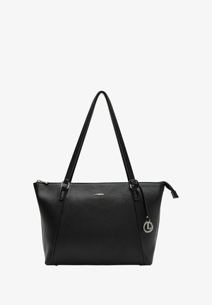 Zwarte leren schoudertas met textuur, ritsafsluiting, dubbele schouderbanden en een metalen logo-accessoire bevestigd aan een kleine rits.