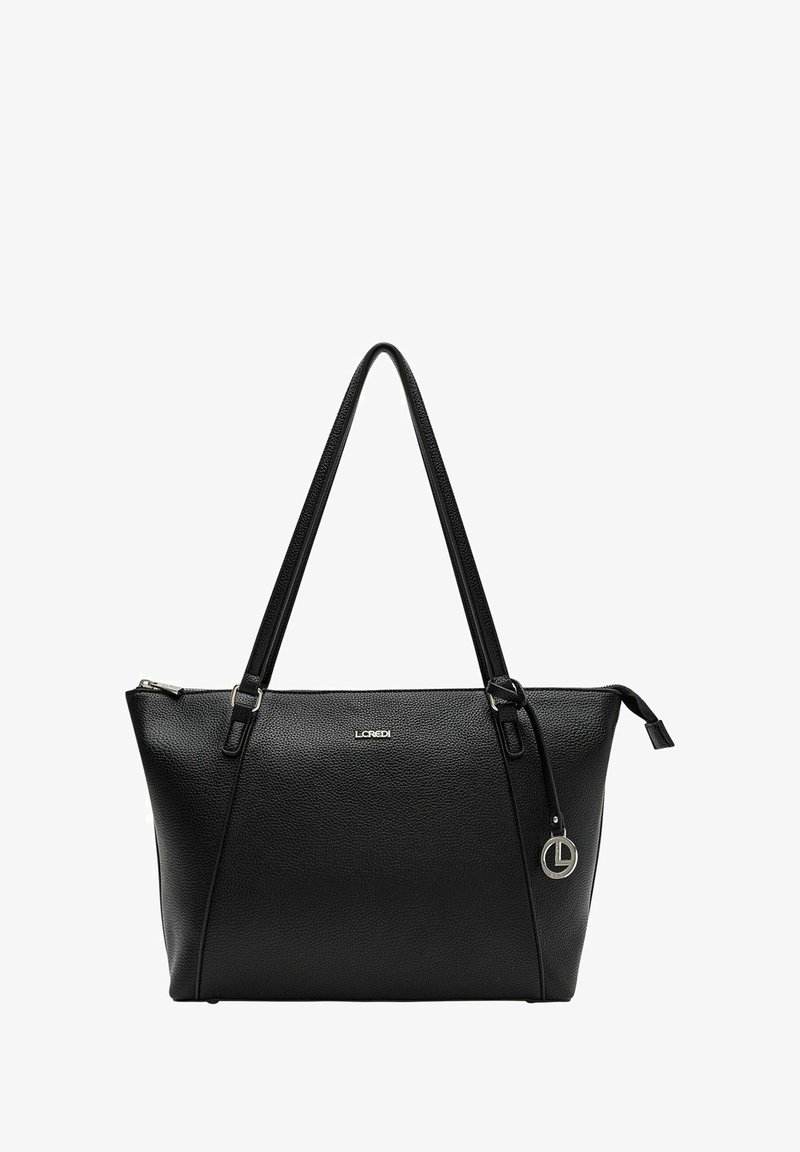 Schwarze Leder-Tote mit strukturierten Oberflächen, Reißverschluss, zwei Schulterriemen und einem metallischen Logo-Element, das an einem kleinen Reißverschlussanhänger befestigt ist.