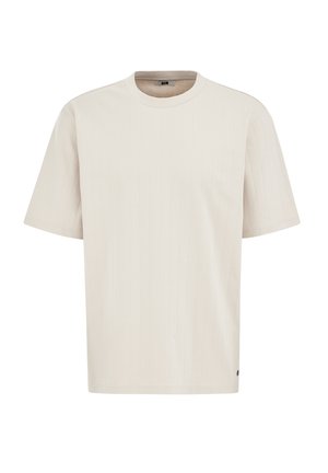Beige T-shirt met korte mouwen en subtiele verticale strepen, ronde hals en een klein donker logolabel bij de zoom, op een effen witte achtergrond.