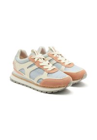 Sneakers con lacci e tomaia in mesh di colore azzurro chiaro con dettagli corallo, caratterizzati da una punta in suede testurizzato e una spessa suola in gomma bianca.