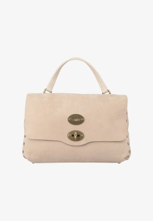 Bolso de mano de cuero beige con forma estructurada, textura de ante, dos cierres metálicos ovalados y tachuelas decorativas a lo largo de los lados.
