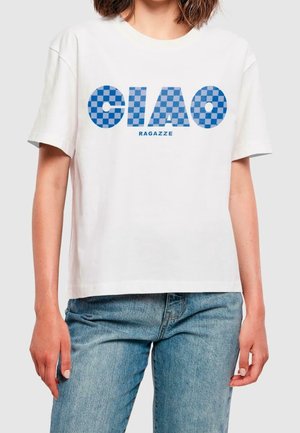 Hvid bomulds T-shirt med blå ternet "CIAO RAGAZZE" tekst. Korte ærmer og afslappet pasform. Båret med lyseblå denim jeans.