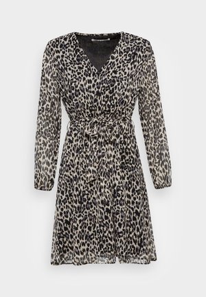 Leparda raksta kleita ar garām piedurknēm, V-veida kakla izgriezumu un piesietu jostu. Viegls, caurspīdīgs audums ar plūstošu dizainu un sievišķīgu siluetu.