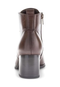 Braune Leder-Stiefelette mit dicker Sohle und seitlichem Reißverschluss, von hinten auf einem weißen Hintergrund betrachtet.