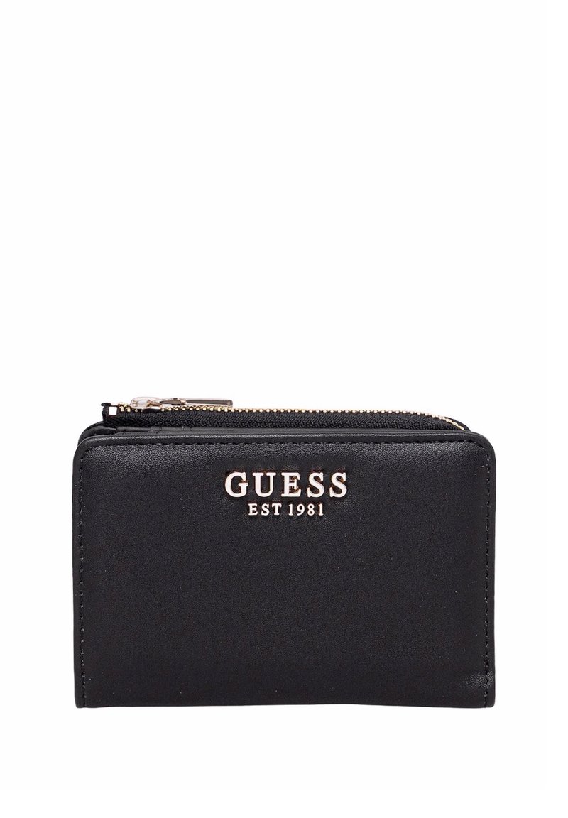 Cartera de cuero negro con una textura suave, que cuenta con un cierre de cremallera y el logo en relieve "GUESS EST 1981" en dorado metálico. Forma rectangular.