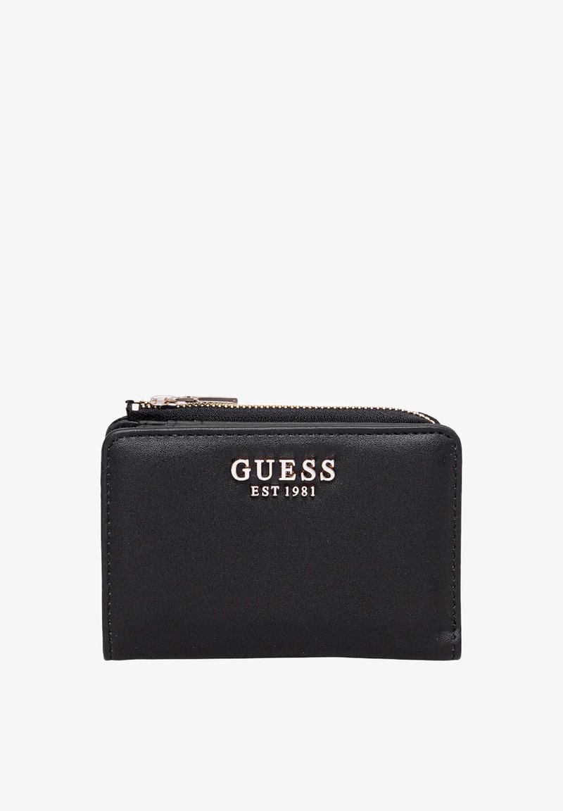 Zwarte leren portemonnee met een gladde textuur, voorzien van een ritsluiting en een in reliëf gedrukt "GUESS EST 1981" logo in metallic goud. Rechthoekige vorm.