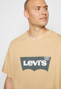 Levi's® Plus GRAPHIC TEE - T-shirt estampada - beige/sand