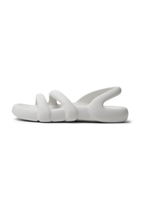 Witte slip-on sandaal met een golvende, sculpturale vormgeving. Gemaakt van glad, rubberachtig materiaal, met ronde hoeken en een open teen.