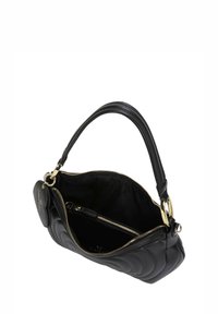 Borsa nera in pelle con design trapuntato, ferramenta dorata e una tracolla singola. Presenta una chiusura con cerniera e tasche interne.