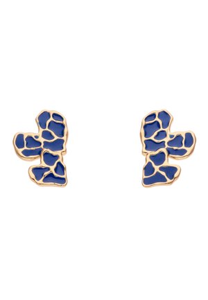 Oorbellen in goudkleur met onregelmatige blauwe emaillaag, gevormd in abstracte, organische patronen, afgebeeld op een witte achtergrond.