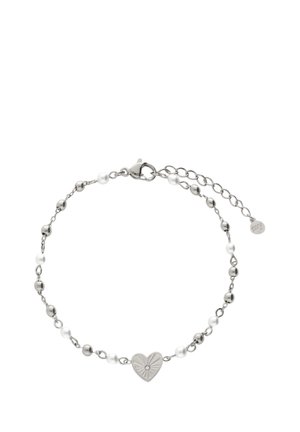 Silbernes Kettenarmband mit abwechselnden kleinen silbernen und weißen Perlen sowie einem zentralen herzförmigen Anhänger mit Sonnenstrahlen-Design und kleinem Kristalldetail.