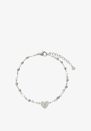 Silbernes Kettenarmband mit abwechselnden kleinen silbernen und weißen Perlen sowie einem zentralen herzförmigen Anhänger mit Sonnenstrahlen-Design und kleinem Kristalldetail.