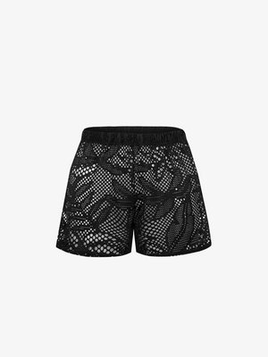 Czarne spodenki sportowe z perforowanym kwiatowym wzorem, elastycznym pasem i lekkim, oddychającym materiałem.