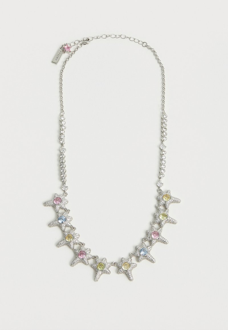 Ασημένιο κολιέ με αστερόσχημους κρίκους, ο καθένας στολισμένος με λαμπερούς ροζ, μπλε και κίτρινους πολύτιμους λίθους, και ένα μικρό ροζ γούρι κοντά στο κούμπωμα.