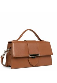 Borsa a tracolla in pelle marrone con un design strutturato, chiusura a patta e hardware in argento. Presenta una maniglia superiore e una tracolla staccabile.