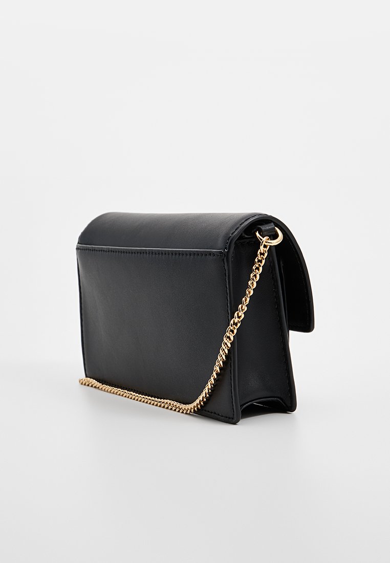 Czarna skórzana torebka z zamykaniem na klapkę, złotym łańcuszkiem oraz gładką teksturą. Charakteryzuje się prostokątnym kształtem z wyraźnymi krawędziami.