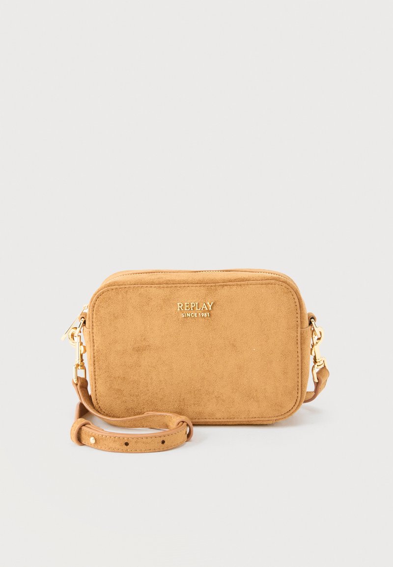 Μικρή ορθογώνια τσαντάκι χιαστί από ταν σουέντ με χρυσά μεταλλικά στοιχεία και ρυθμιζόμενο λουράκι, με λογότυπο "REPLAY SINCE 1981" στο μπροστινό μέρος.