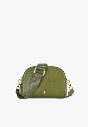 Zielona oliwkowa torebka skórzana typu crossbody o fakturze, z regulowanym szerokim paskiem i złotymi okuciami na białym tle.