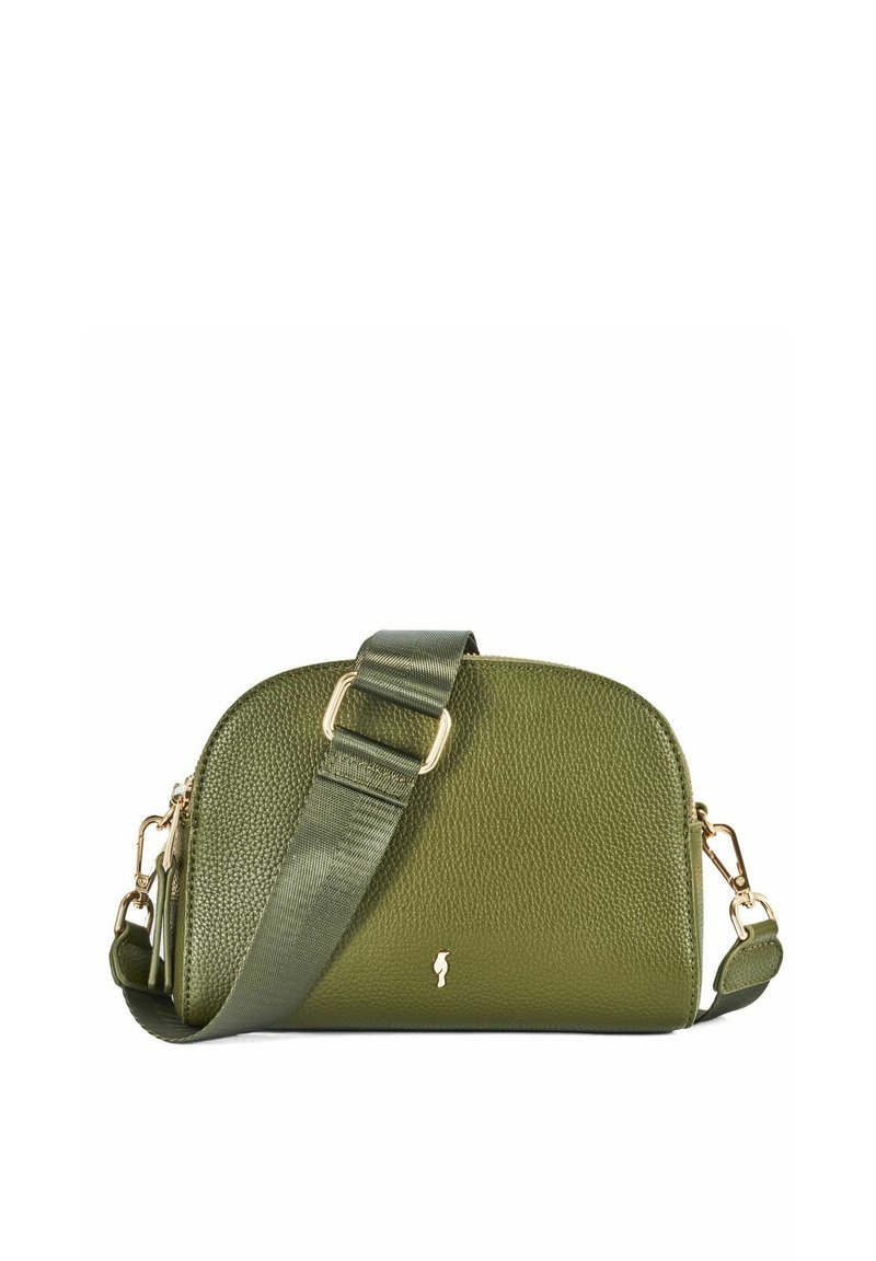 Zielona oliwkowa torebka skórzana typu crossbody o fakturze, z regulowanym szerokim paskiem i złotymi okuciami na białym tle.