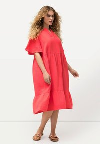 Ulla Popken TEXTURED SHORT SLEEVE SPLIT NECK  - Denní šaty - dark coral