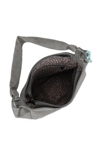 Graue Stoff-Schultertasche mit einem geknoteten Gurt und offenem Reißverschluss, der das dunkle Innenfutter mit pinkem Sprenkelmuster zeigt.